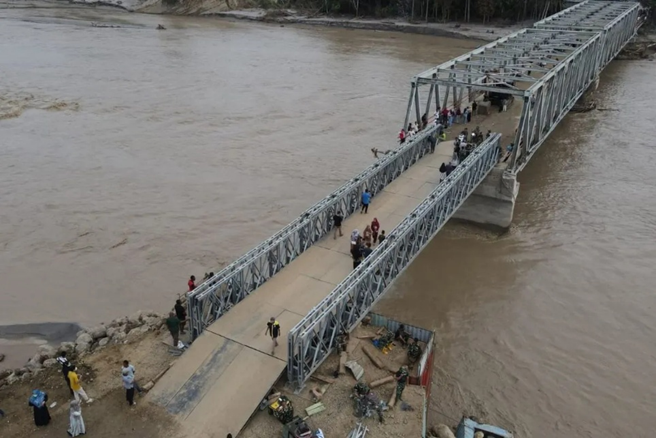 Foto udara masyarakat memanfaatkan lalulintas di jembatan bailey Teupin Mane sebagai akses jalan nasional Bireuen - Bener Meriah yang kembali fungsional, Foto by ANTARA/HO/Humas Pemprov Aceh