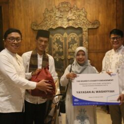 Penyerahan santunan
diwakili oleh Pejabat Eksekutif Aestika Oryza Gunarto dan Komisaris Independen Hari Siaga Amijarso.