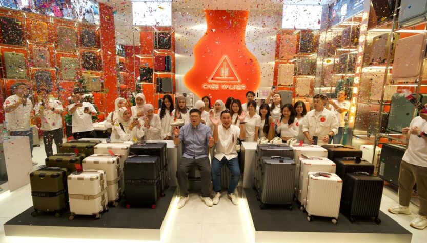 The Case Valker EVE2 collection features the trademarked FrontFlip™ system, a vertical-access design engineered to maximize packing efficiency in compact travel environments like airport lounges and small hotel rooms.