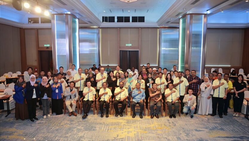 Dr Sri Ganesh Michiel, National President of MyBHA®, and Mr Jayden Chuah Chee Keong, Chief InsurTech Officer of VKA Wealth Planners Sdn Bhd  at the MoU Signing Ceremony witnessed by 

YBhg. Datuk Manoharan Periasamy, Chairman of Tourism Malaysia.
