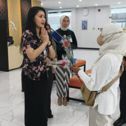 Semarak Hari Pelanggan Nasional, Pemimpin Cabang BRI BO Cut Mutiah Sambut Nasabah dengan Hangat Semarak Hari Pelanggan Nasional, Pemimpin Cabang BRI BO Cut Mutiah Sambut Nasabah dengan Hangat