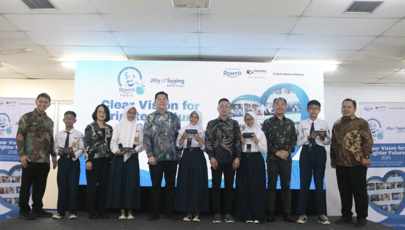 Rohto Indonesia Bagikan 2.000 Kacamata Gratis untuk Pelajar, Lansia, dan Operator Pabrik